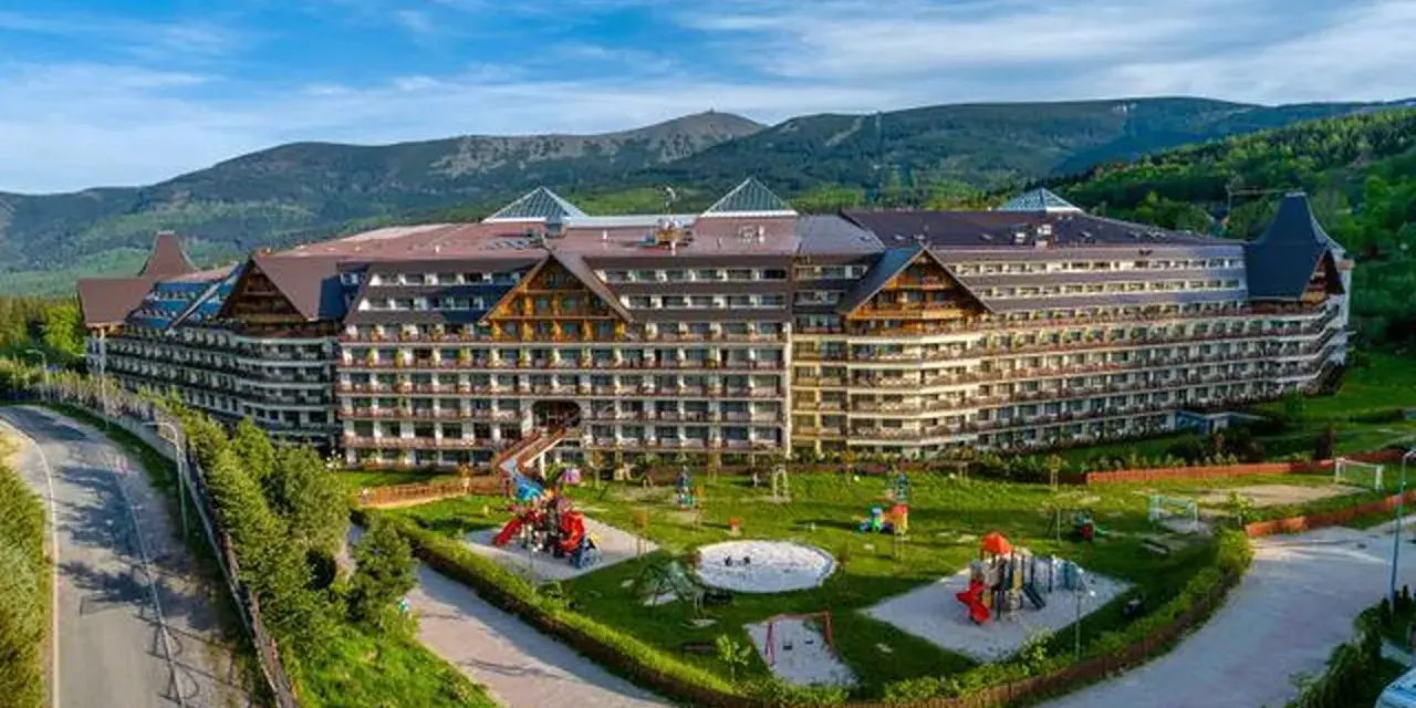 Hotel Gołębiewski Karpacz z placem zabaw i widokiem na góry. Zastanawiasz się, gołębiewski karpacz ile pokoi?