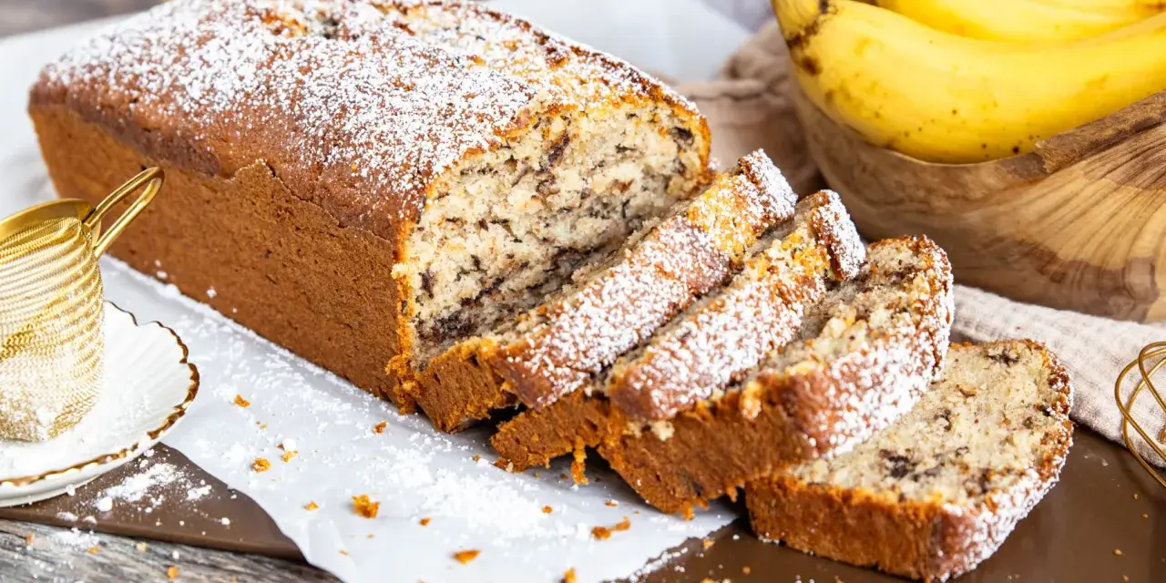 Saftiger Bananenkuchen mit Schokostückchen, bestäubt mit Puderzucker. Ein köstliches bananenkuchen rezept für jeden Anlass.