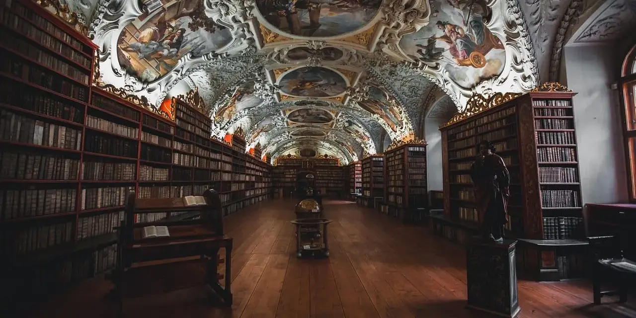 Wspaniała biblioteka z malowanym sufitem, gdzie każdy tom zdaje się szeptać starożytny psalm.