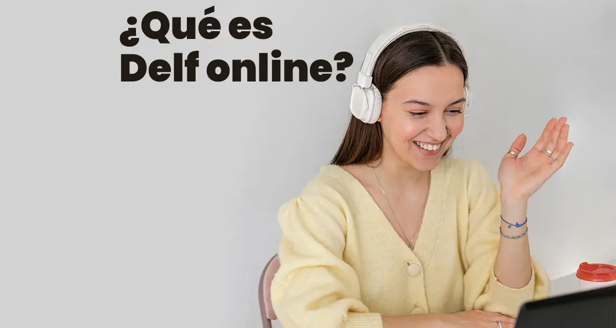 Joven sonríe con auriculares, aprendiendo qué es el Delf online.