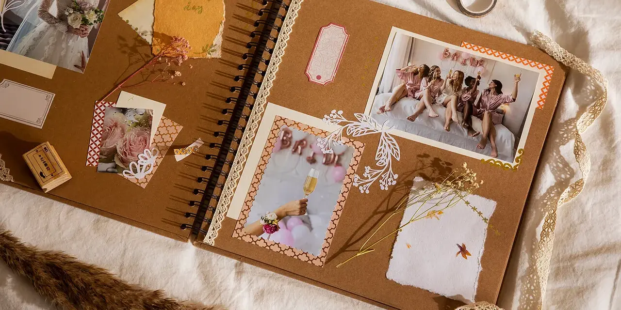 Otwarta księga wspomnień, gdzie co to jest scrapbooking widać na zdjęciach z wesela, ozdobiona wstążkami i suszonymi kwiatami.