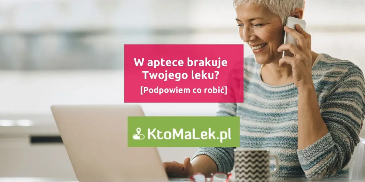 Uśmiechnięta kobieta rozmawia przez telefon, szukając leku na laptopie. W aptece brakuje Twojego leku? KtoMaLek.pl podpowie co robić.