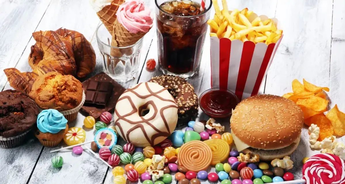 En överflöd av processade livsmedel: glass, donuts, hamburgare, pommes frites, godis och läsk.