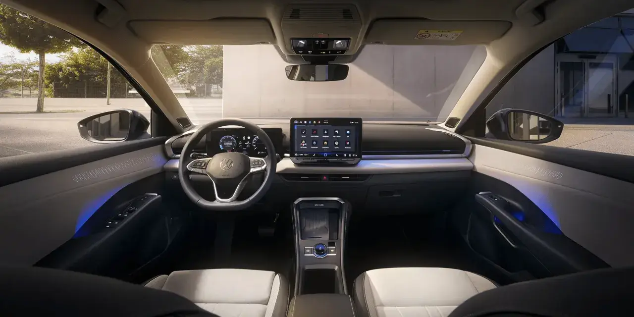 Nowoczesne vw t roc wnetrze z dużym ekranem dotykowym i ambientowym oświetleniem.