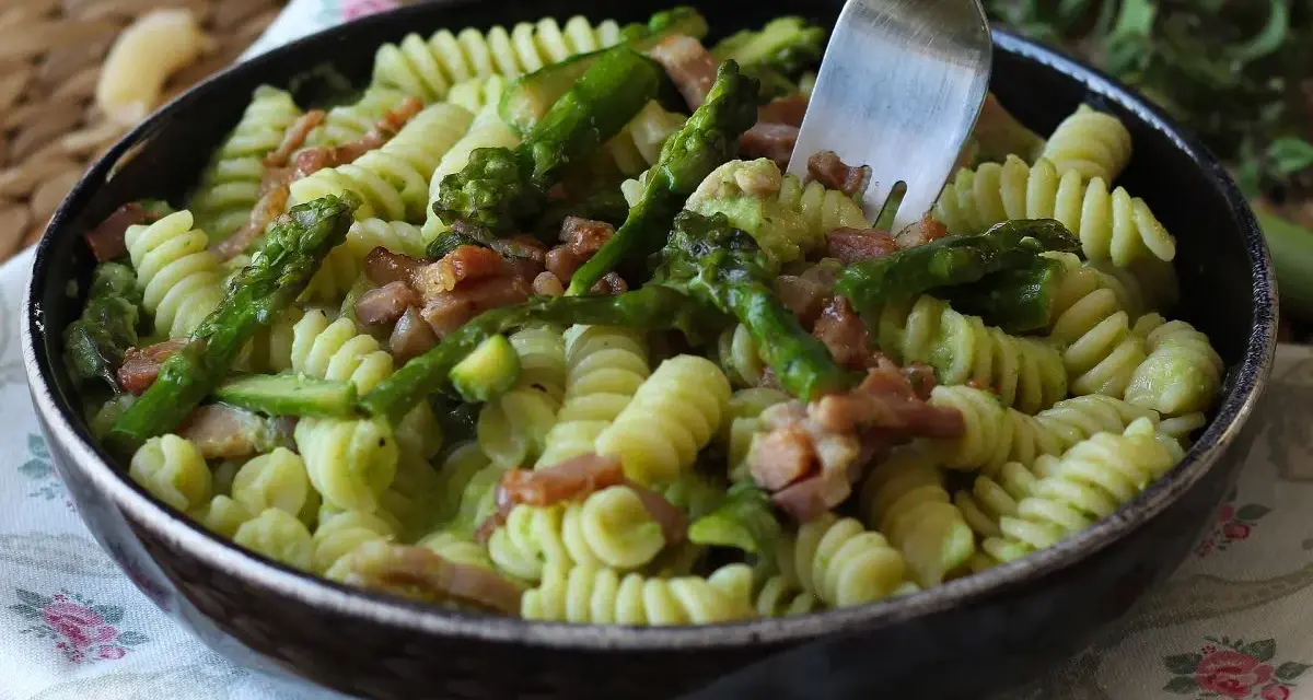 Fusilli con asparagi freschi e croccante pancetta, un piatto primaverile che conquista.