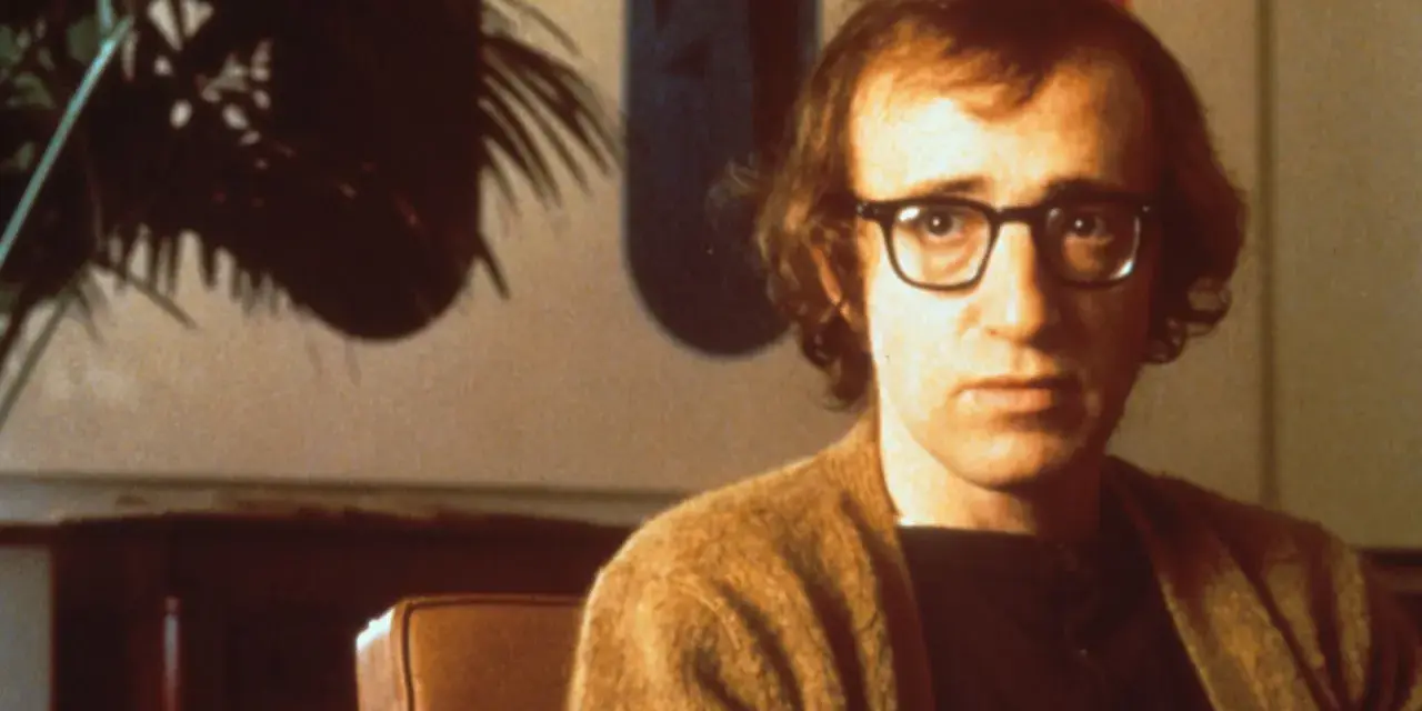 Woody Allen w okularach, w brązowym swetrze. Jego filmy chronologicznie to podróż przez dekady kina.