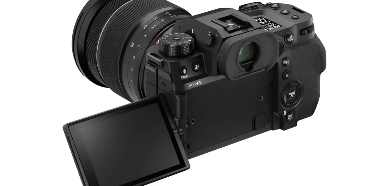 Appareil photo Fujifilm XH2 avec objectif, écran articulé ouvert, prêt à capturer le monde.
