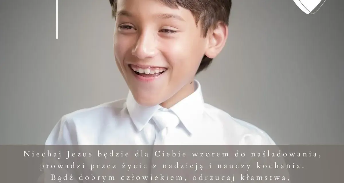 Uśmiechnięty chłopiec w białej koszuli, gotowy na Pierwszą Komunię. Krótkie życzenia na komunię: "Niechaj Jezus będzie dla Ciebie wzorem".