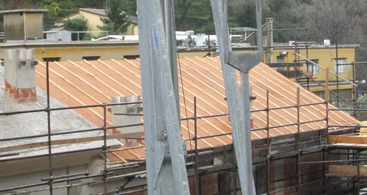 Lavori in corso per l'isolamento tetto laterocemento. Ponteggi e struttura in legno per il nuovo tetto.