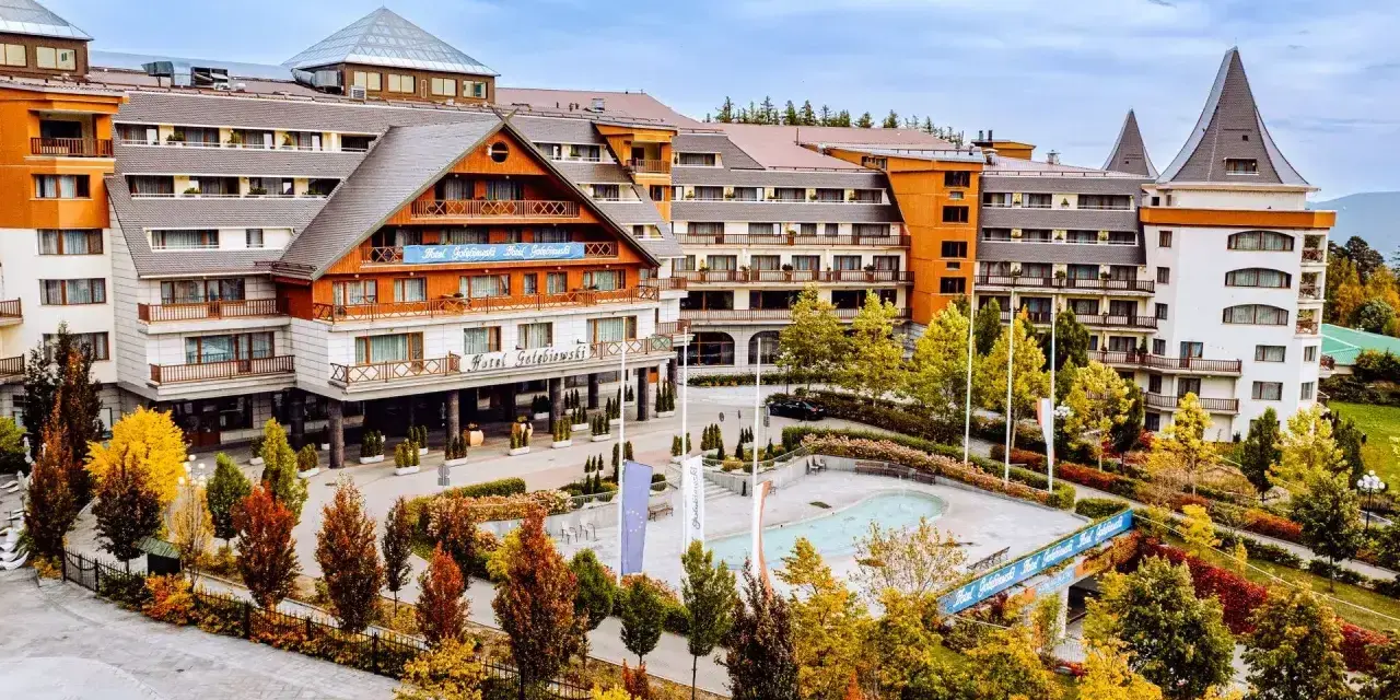 Hotel Gołębiewski w jesiennej odsłonie. Rozległy kompleks hotelowy z basenem i zadbanym ogrodem.