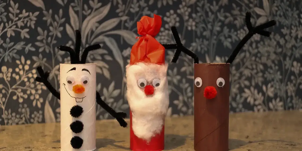 Tre gulliga tomtar av toarullar: en snögubbe, tomten och ett ren. Perfekt pyssel för julen!