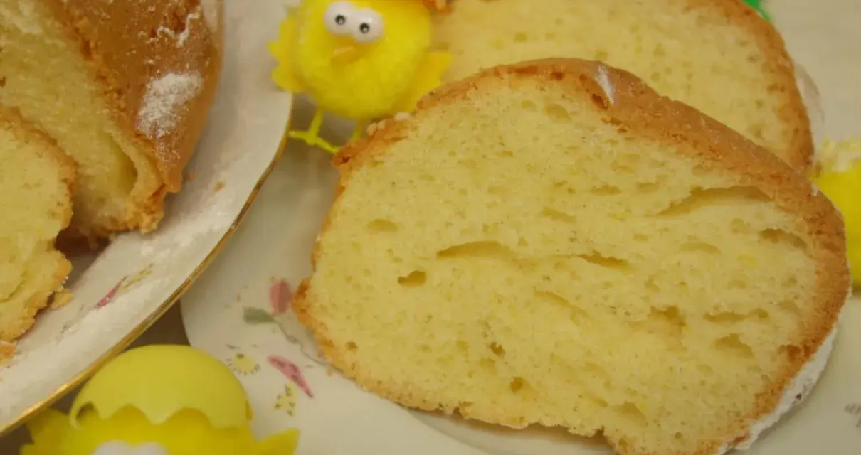 Puszysta babka z majonezem, sprawdzony przepis na wielkanocny stół. Idealna do kawy, z cukrowym pudrem i kurczaczkami.