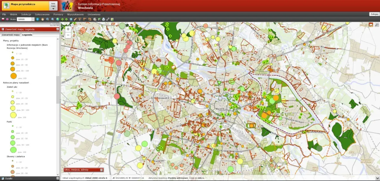 Mapa Wrocławia z zaznaczonymi terenami zielonymi i projektami. GIS co to? To system informacji przestrzennej pokazujący dane na mapie.
