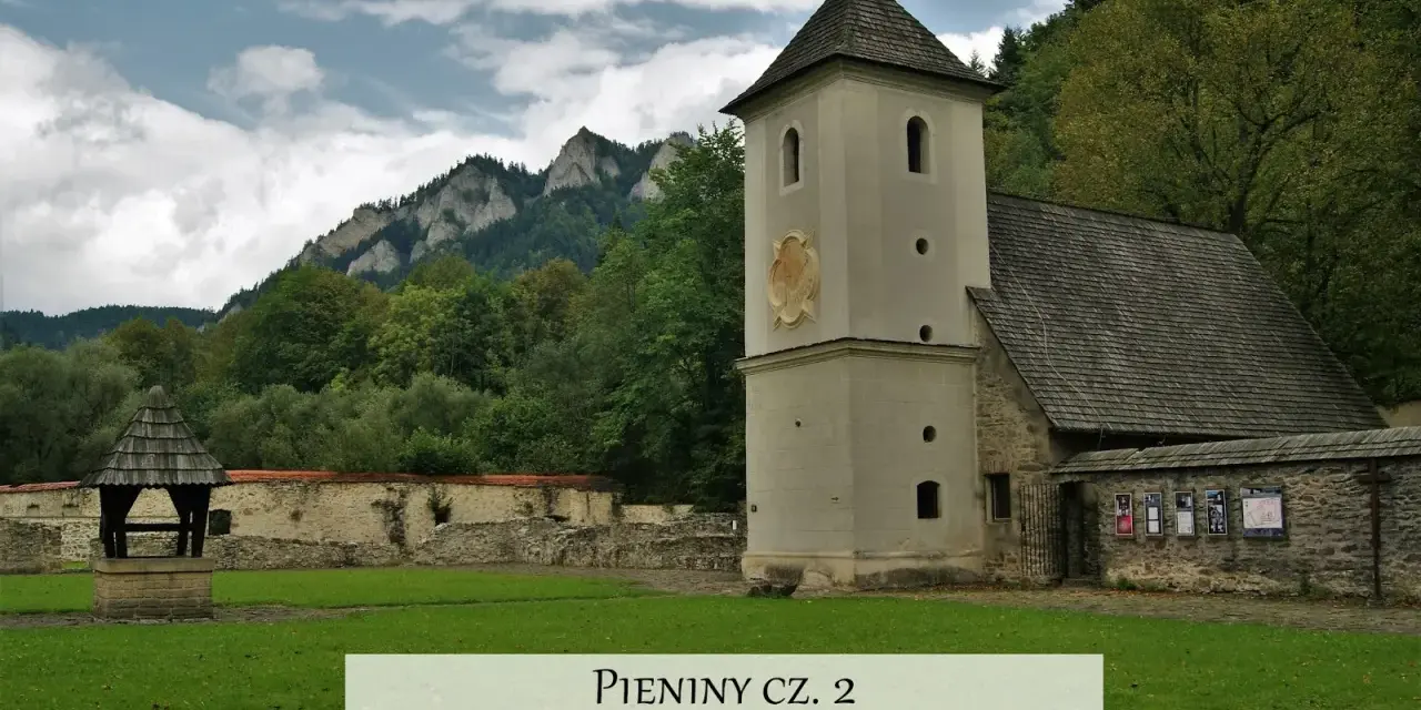 Czerwony Klasztor w Pieninach, z charakterystyczną wieżą i kamiennymi murami, na tle zielonych gór.