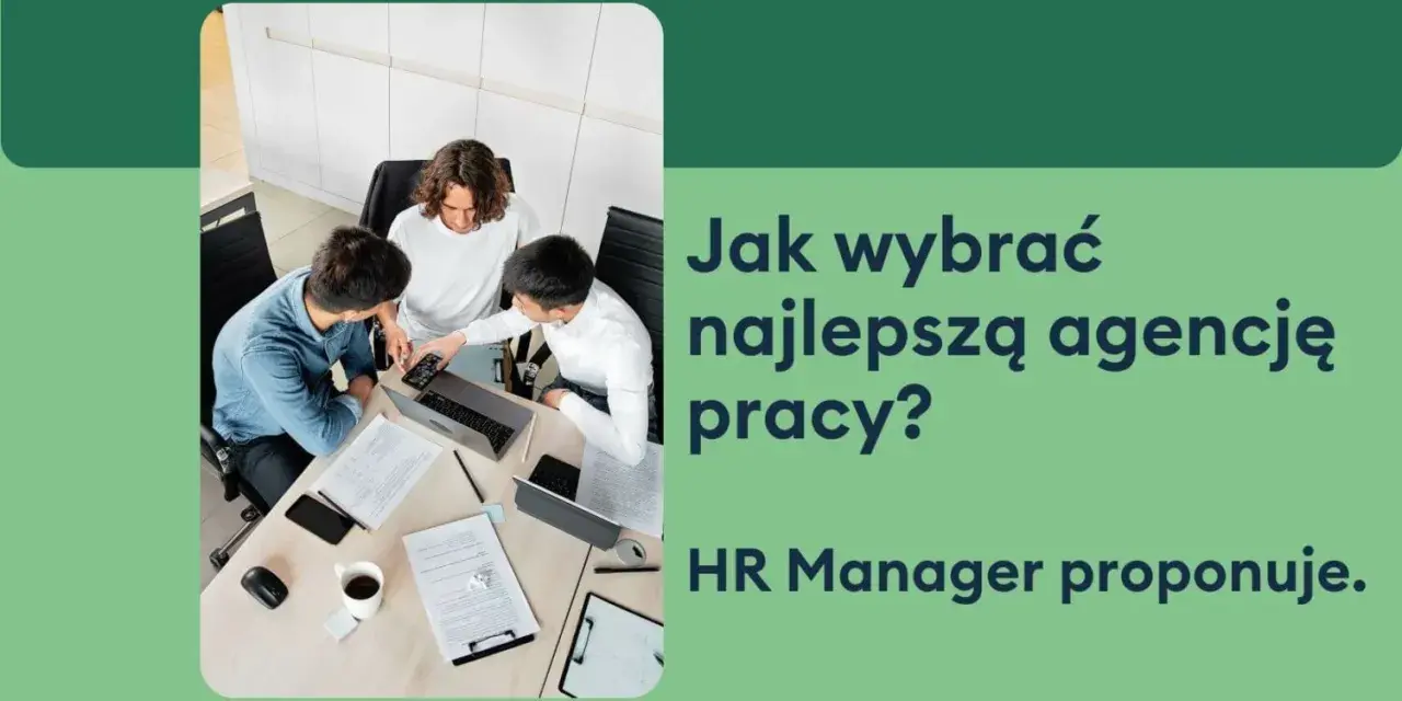 Trzech mężczyzn przy biurku analizuje dokumenty i laptopa. Jak wybrać najlepszą agencję pracy? HR Manager proponuje.