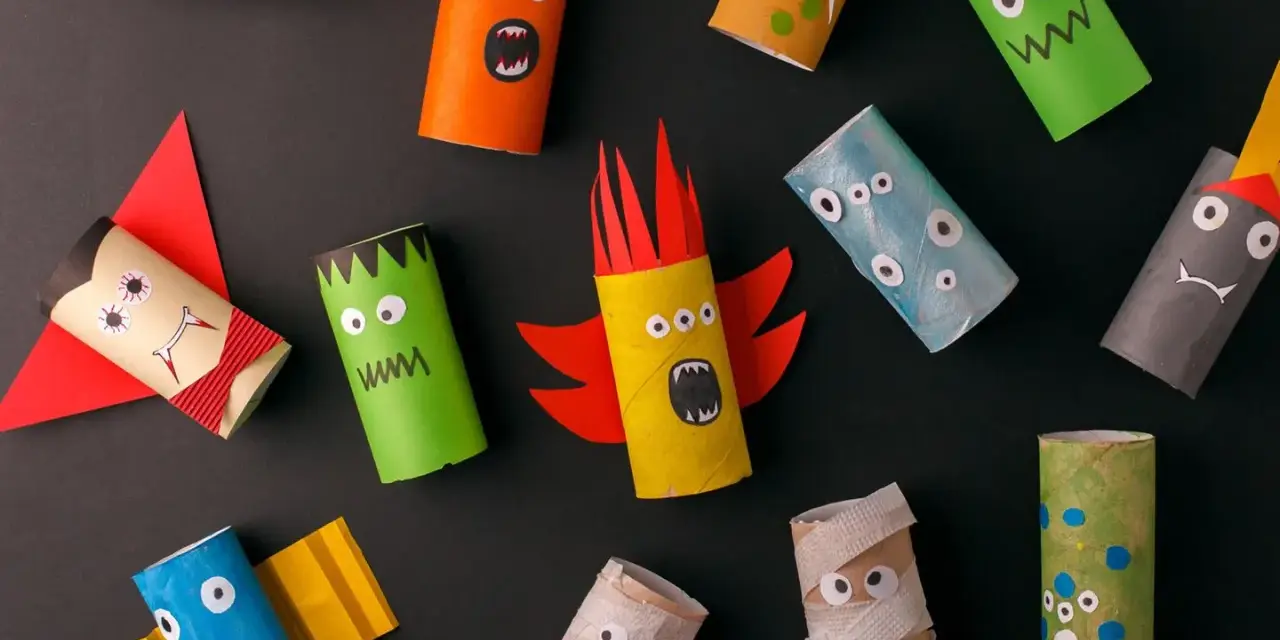 Kreatives Basteln mit Klopapierrollen: Bunte Monster und Mumien für Halloween.