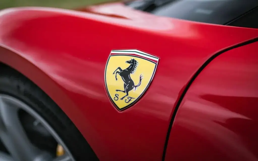 Jak się pisze Ferrari? Poznaj zasady pisowni i kapitalizacji