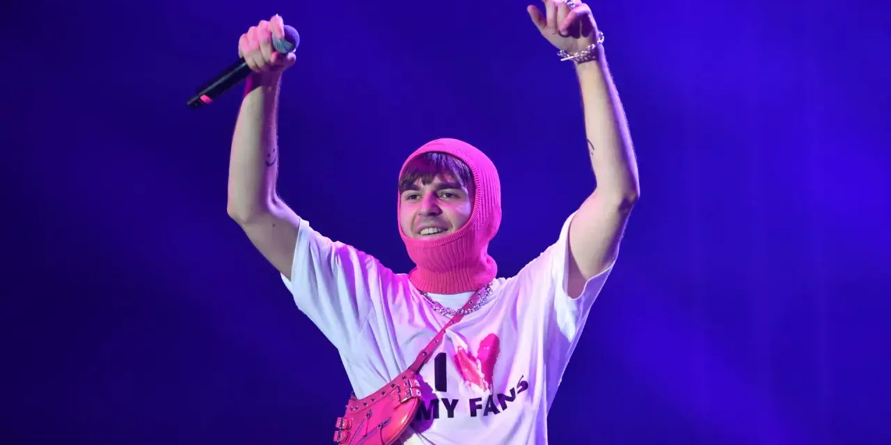 Artysta w różowej kominiarce i koszulce "I LOVE MY FANS" świętuje premierę **mata nowy album**.