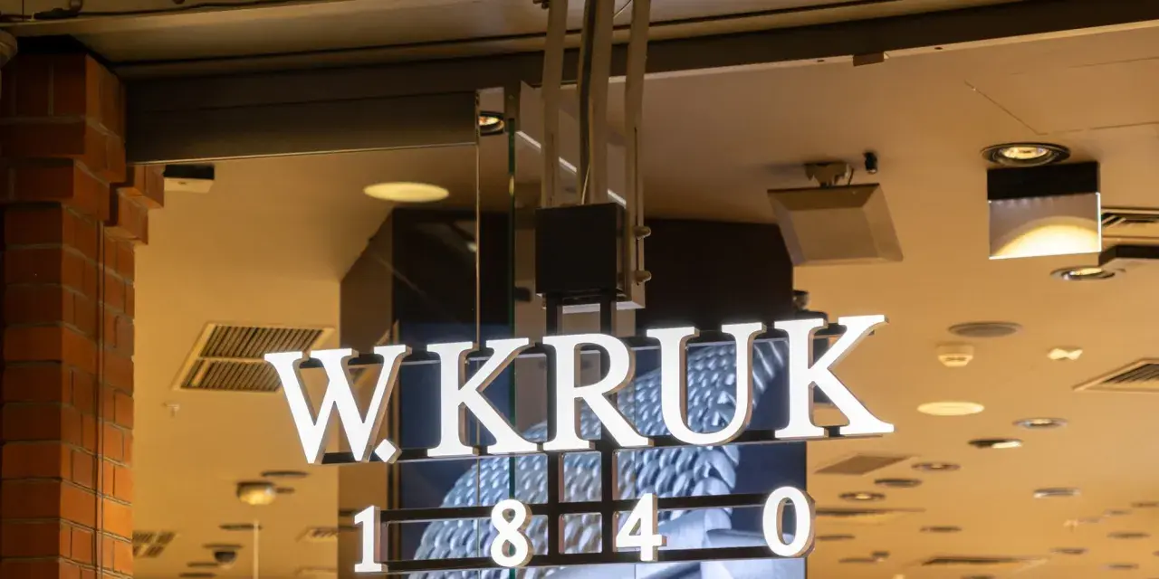 Litery "W. KRUK" i cyfry "1840" na neonowym szyldzie. Co to jest kruk? To nazwa znanej polskiej marki jubilerskiej.