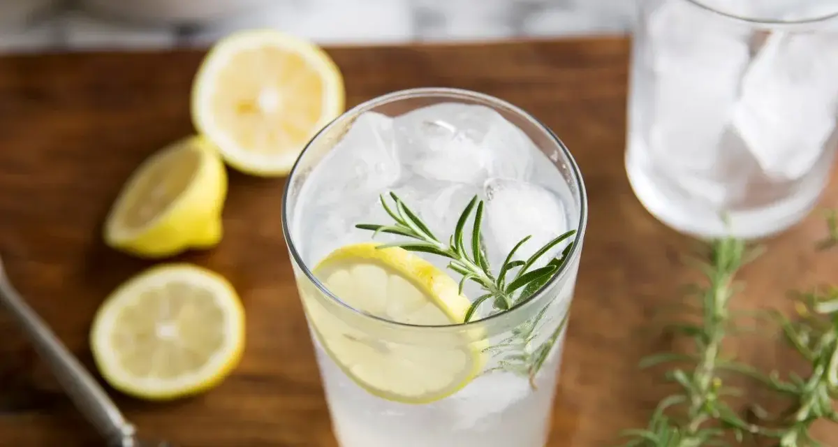 Idealne proporcje ginu z tonikiem: orzeźwiający drink z lodem, cytryną i rozmarynem.