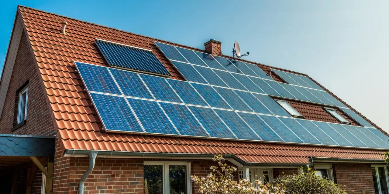 Dom z panelami fotowoltaicznymi na dachu. Nowe zasady dla inwestujących w zieloną energię.