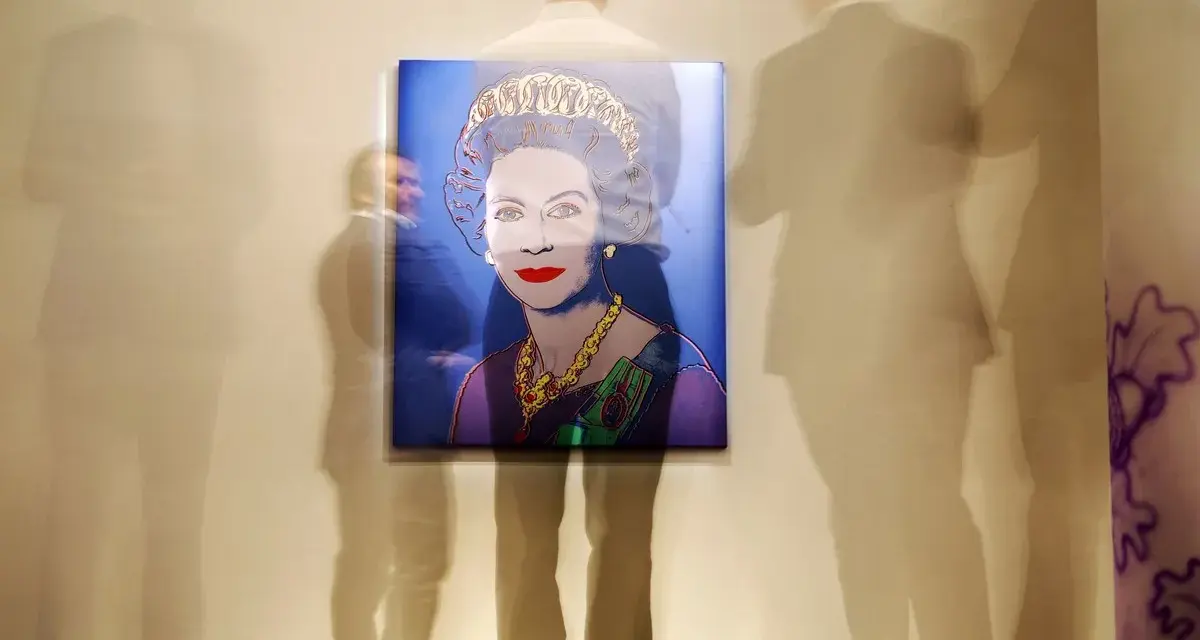 Retrato pop de la Reina Isabel II, obra de el artista anonimo, rodeado por siluetas fantasmales de visitantes en una galería.