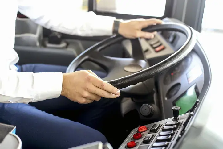 Czy kierowca autobusu może sprawdzać bilety? Oto co musisz wiedzieć