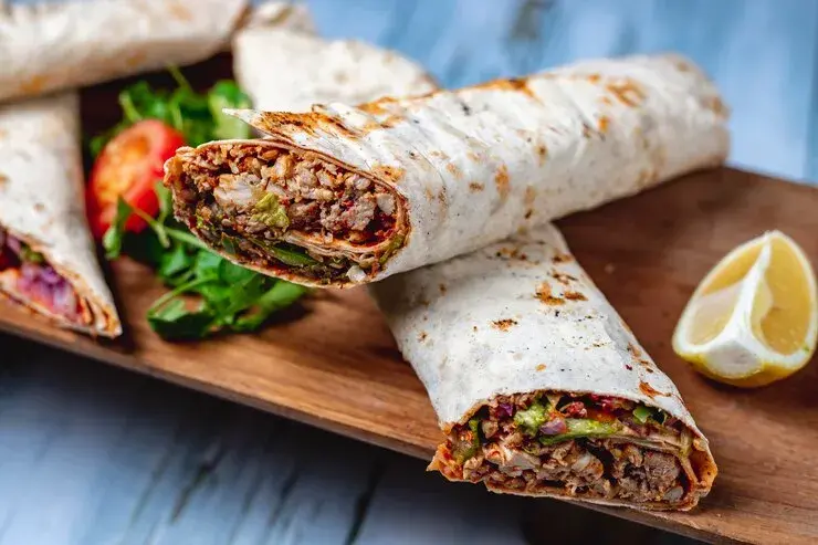 Duży kebab w tortilli: Ile kcal ma i jak jeść go świadomie?