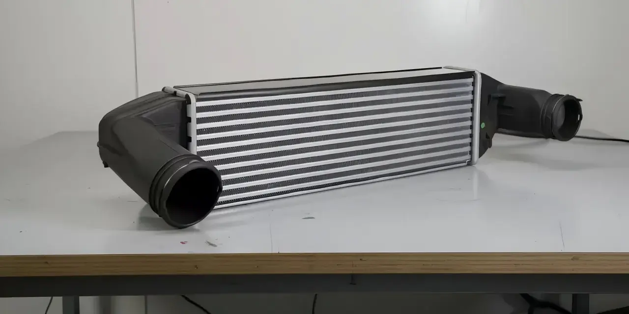 Nowy, większy intercooler z aluminiowym rdzeniem i czarnymi wlotami. Zastanawiasz się, co daje większy intercooler? Lepsze chłodzenie powietrza, większa moc!