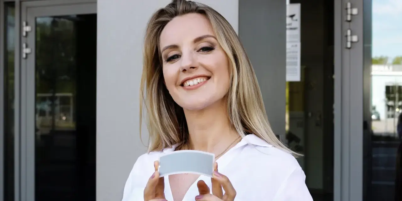 Olga Malinkiewicz prezentuje innowacyjne ogniwo perowskitowe, klucz do przyszłości energii słonecznej.