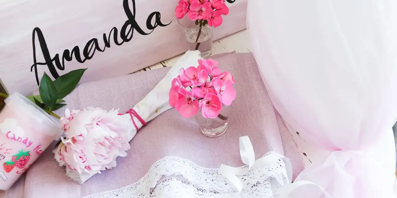 En rosa dukning för Amanda 18 år med blommor, godis och tyll.