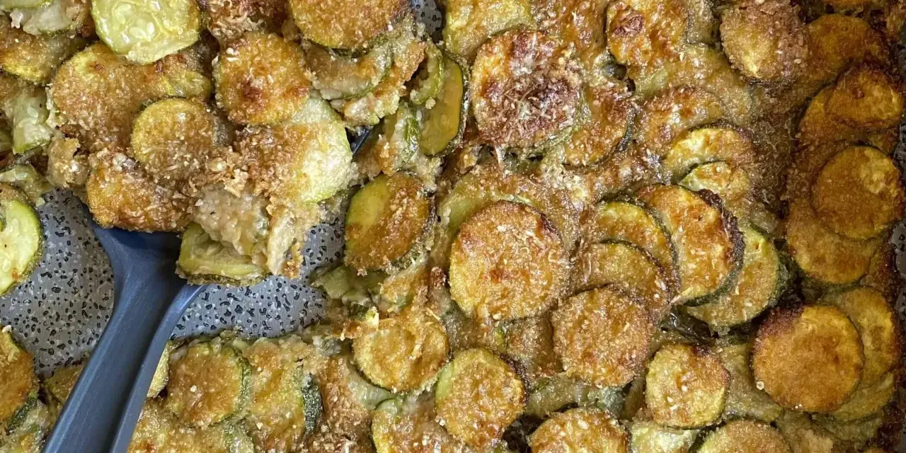 Fette di zucchine al forno semplici, dorate e croccanti, con una spolverata di parmigiano. Un contorno gustoso e facile da preparare.