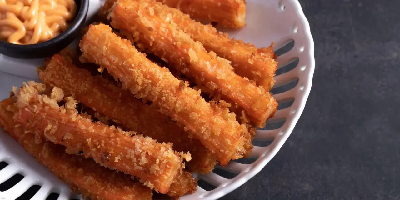 Chrupiące paluszki surimi, panierowane i smażone, podane z sosem. Czy surimi to coś dla Ciebie?