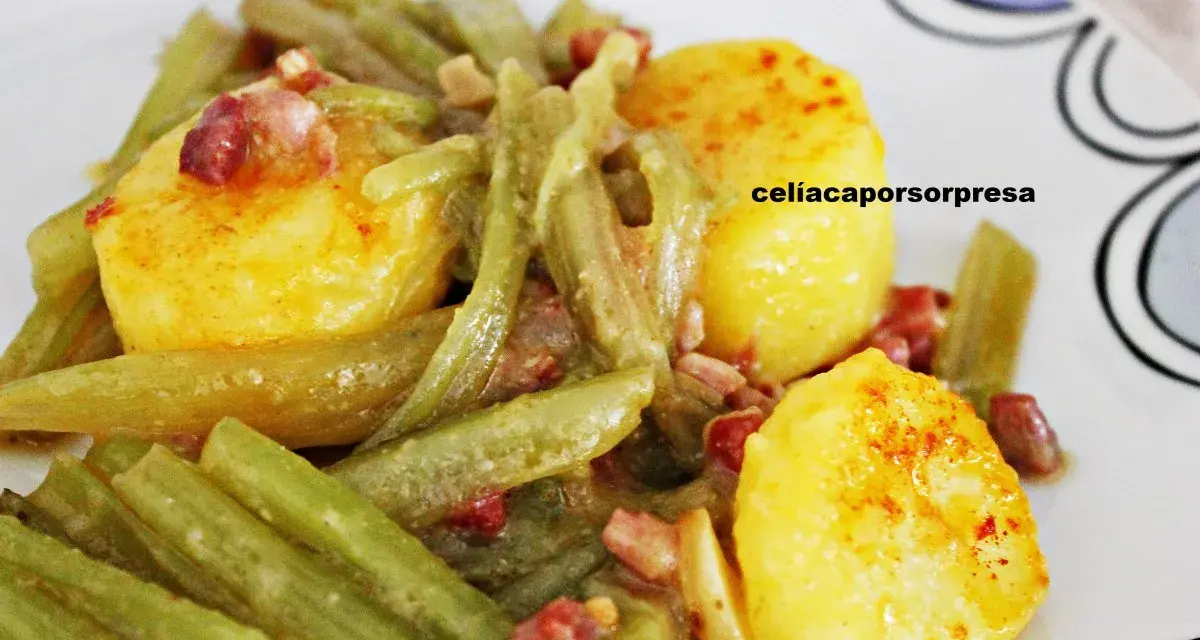Delicioso plato de borrajas con patatas y trocitos de bacon. Un clásico casero que nunca falla.