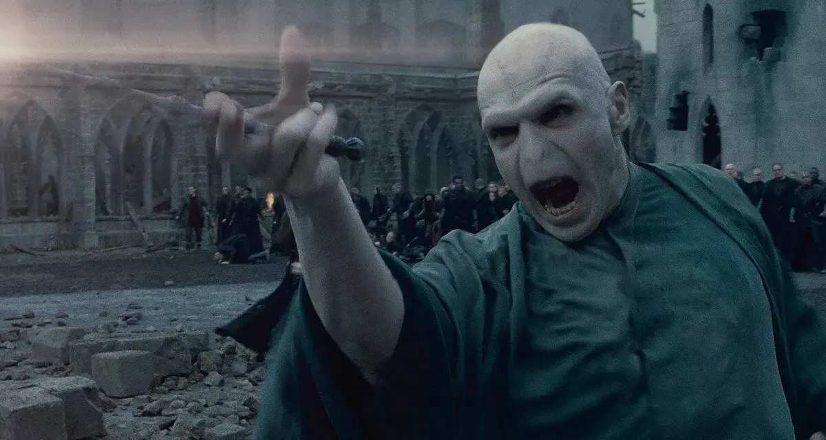 Voldemort lanza un Avada Kedavra en Hogwarts Legacy, con su varita apuntando y su rostro lleno de furia.