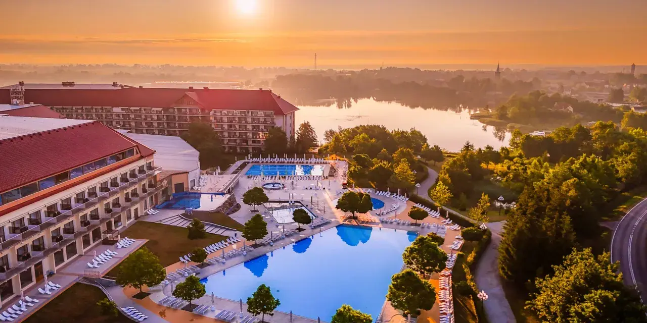 Hotel Gołębiewski: wspaniała doba hotelowa z basenami i widokiem na jezioro o wschodzie słońca.
