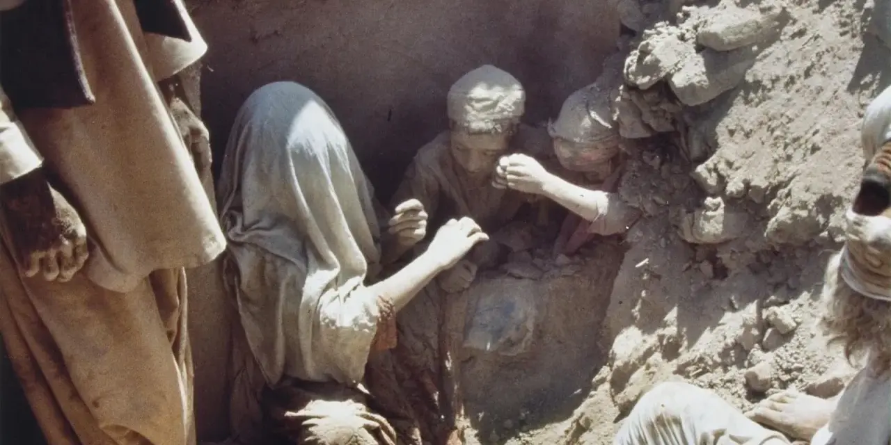 Dzieci ukryte w okopie, wstrząsający kadr z wojny, nagrodzony Sikorski World Press Photo.