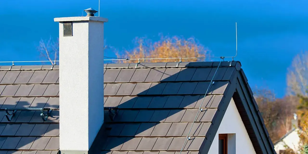 Na dachu domu widoczna jest instalacja odgromowa, chroniąca przed uderzeniami pioruna.
