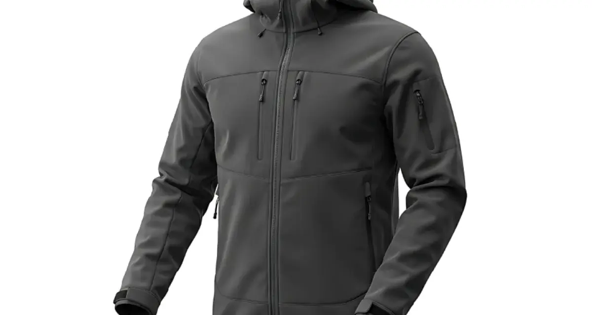 Szara kurtka softshell z kapturem i licznymi kieszeniami. Dowiedz się, jak prać softshell, by zachował swoje właściwości.