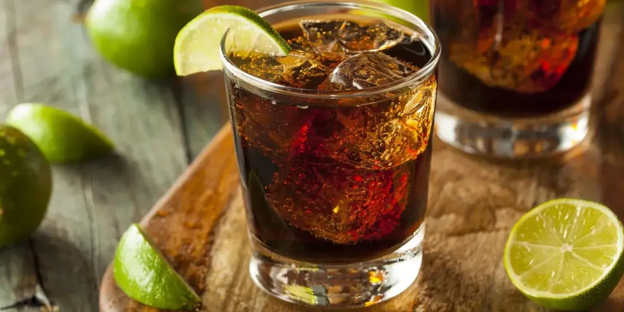 Orzeźwiający bacardi drink ze spritem i limonką, idealny na upalne dni.