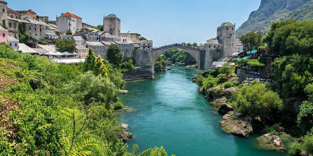 Mostar, Bośnia i Hercegowina. Czy do Bośni potrzebny paszport? Nie, jeśli jesteś obywatelem UE. Widok na Stary Most i rzekę Neretwę.