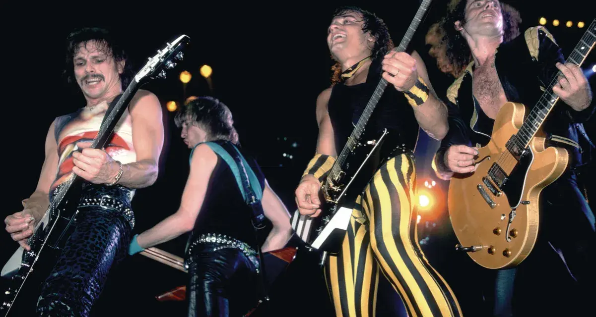 Le groupe Scorpion en pleine performance, des guitaristes aux looks audacieux, sur scène.