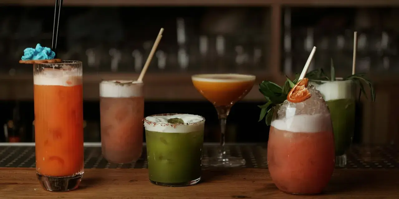 Kolorowe drinki na barze. Zastanawiasz się, jak obliczyć ile procent ma drink? Oto kilka propozycji.