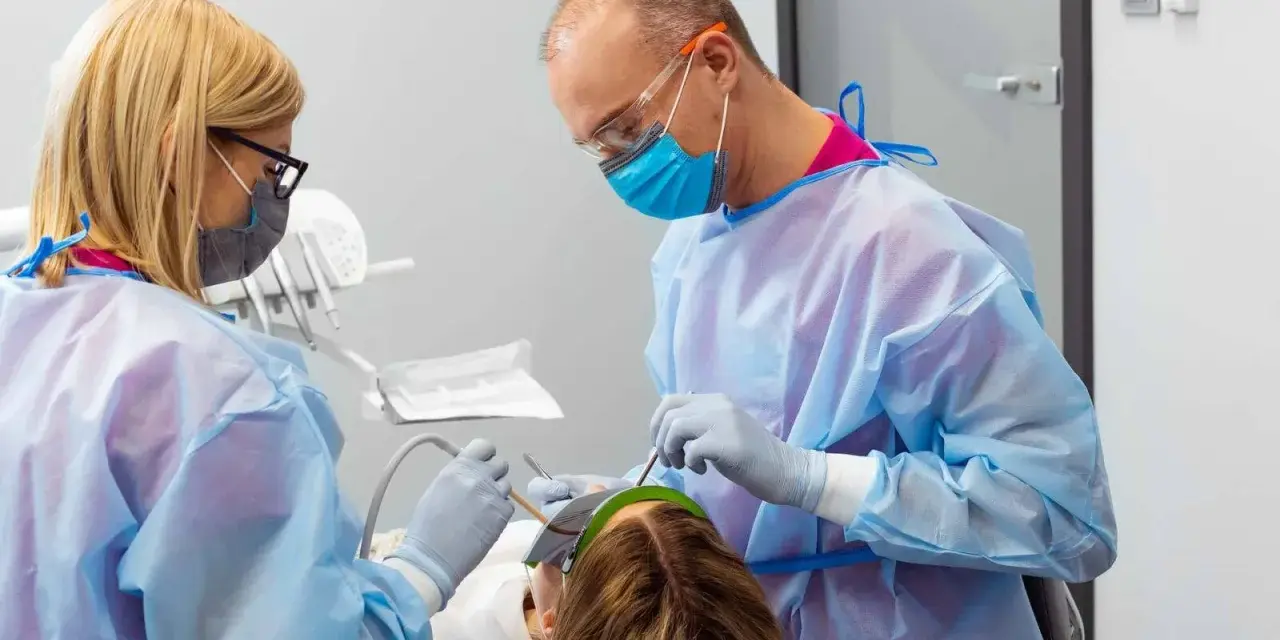 Kiedy do dentysty w ciąży? Bezpieczne leczenie zębów dla mamy i dziecka