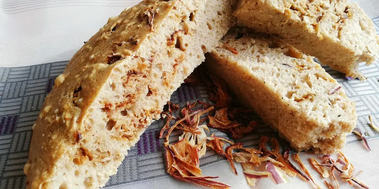 Frisches Zwiebelbrot, perfekt für ein einfaches Zwiebelbrot Rezept. Die knusprige Kruste und die saftige Krume mit Zwiebelstückchen sind unwiderstehlich.
