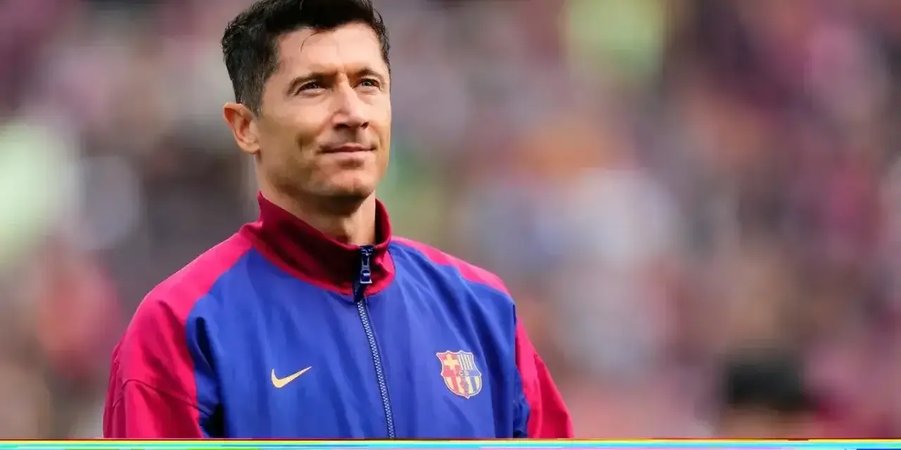 Robert Lewandowski, jeden z najlepiej zarabiających piłkarzy, w stroju FC Barcelony.