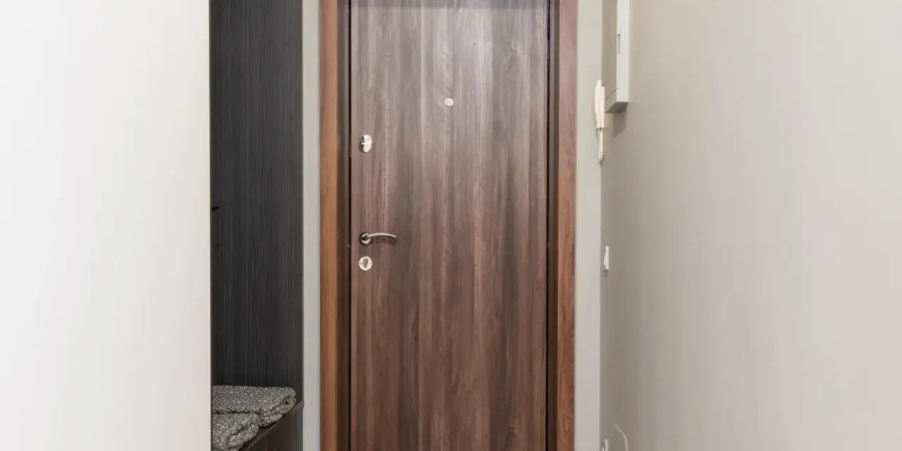 Solidne drzwi zewnętrzne Martom z drewnianym wykończeniem, idealne do każdego wnętrza.