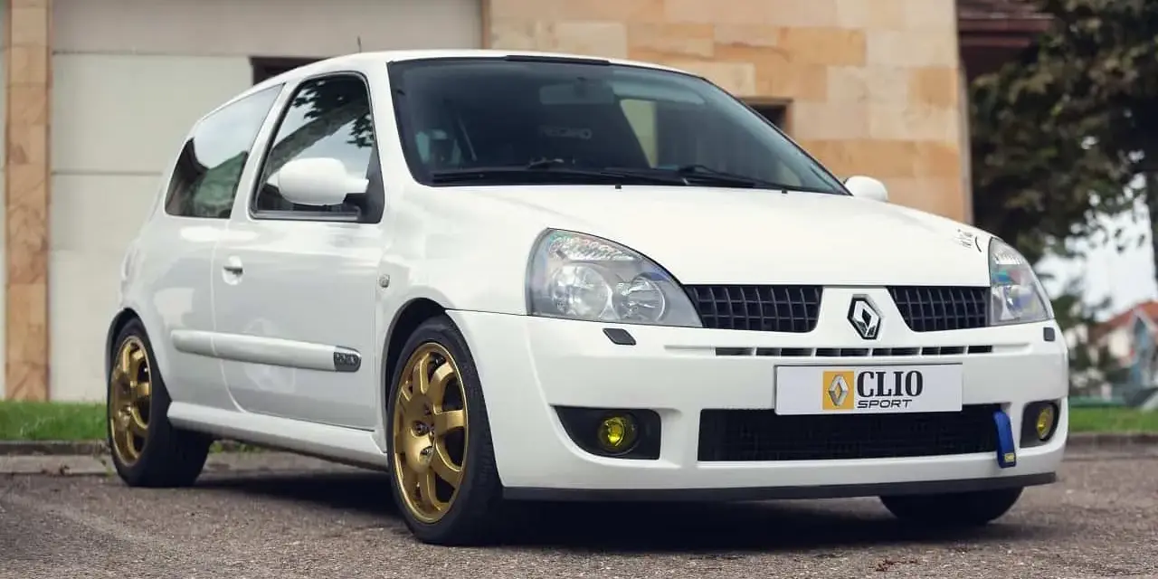 Białe auto Clio Sport z złotymi felgami, idealne auto do 20 tys. zł.