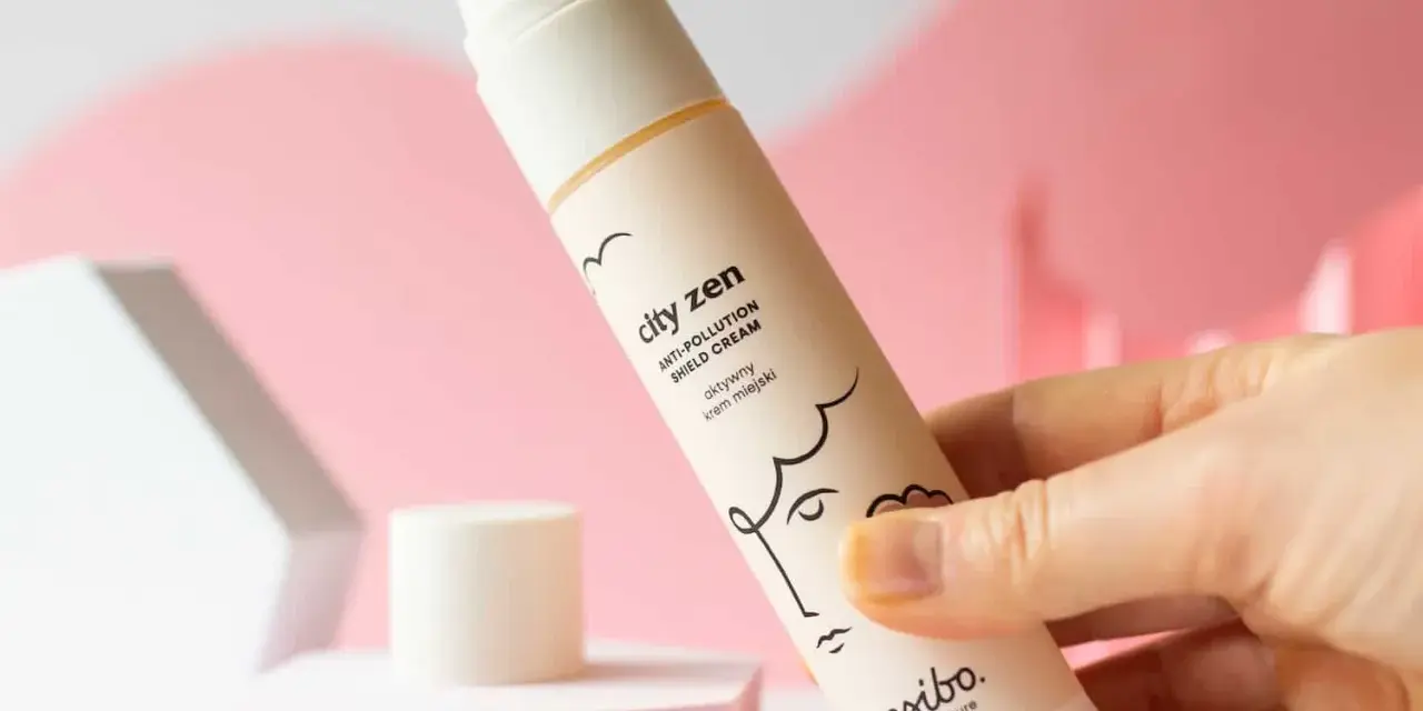 Krem "City Zen" chroni skórę przed szkodliwym działaniem wolnych rodników. Wygodny aplikator i minimalistyczny design.
