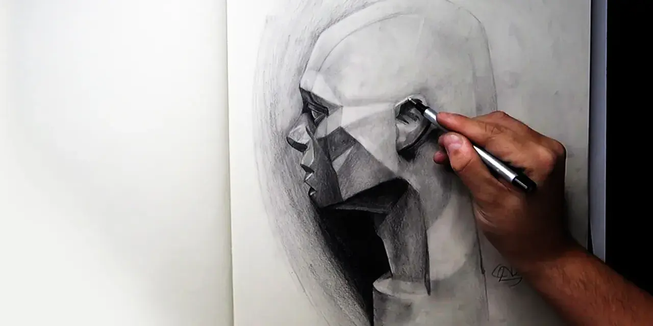 Un artista trabaja en dibujos difíciles a lápiz de un rostro geométrico, capturando la luz y la sombra con gran detalle.